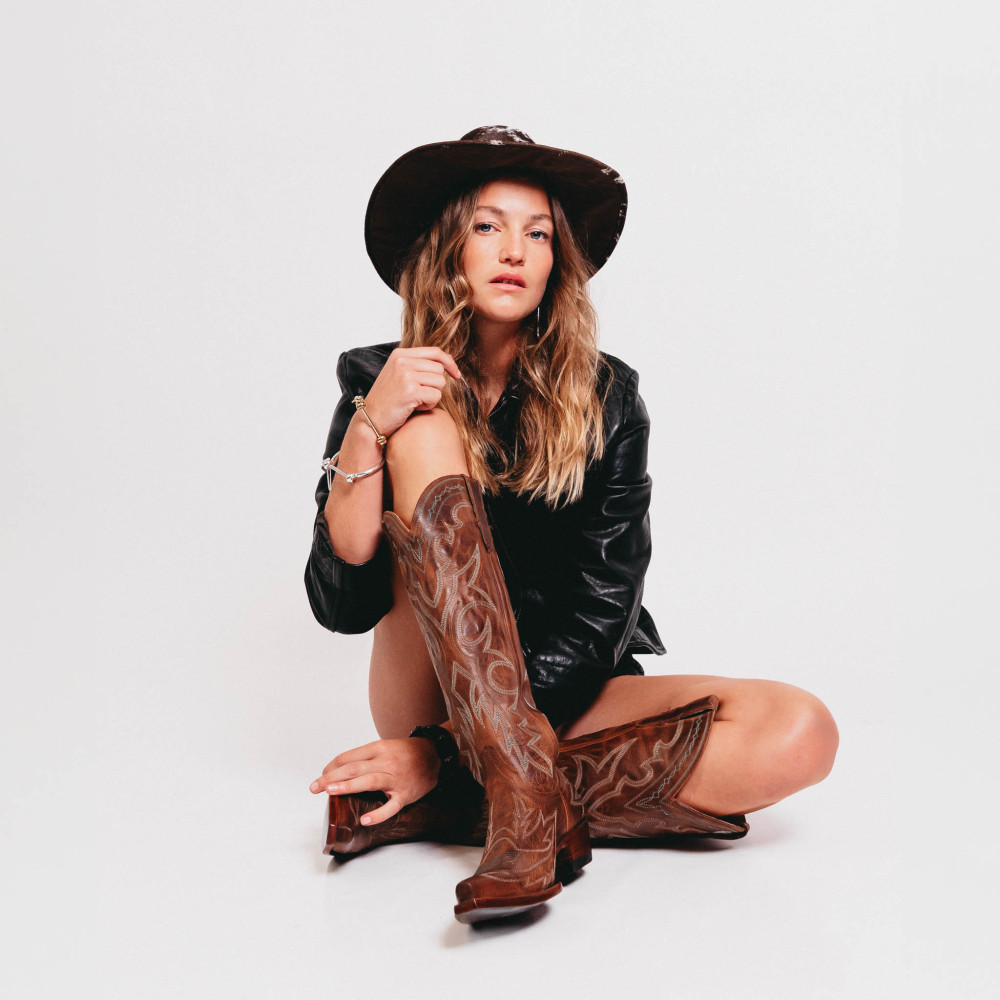 Bottes santiags en cuir marron vieillis, surpiqures multicolores - Fantasia rust - Santiags femme