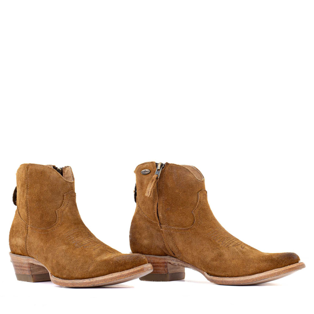 Low boots marron en cuir suede avec franges et medaillon western - Bonnie Bentley golden brown - Santiags femme