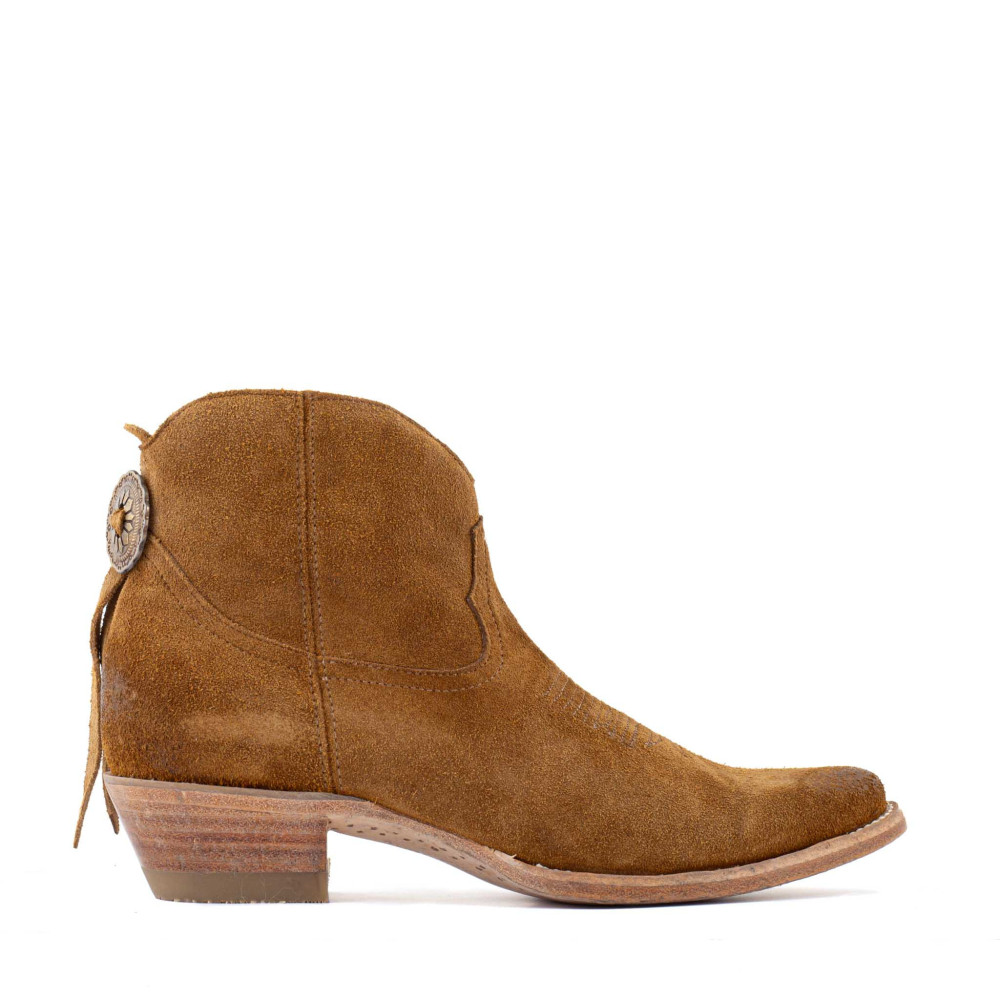 Low boots marron en cuir suede avec franges et medaillon western - Bonnie Bentley golden brown - Santiags femme