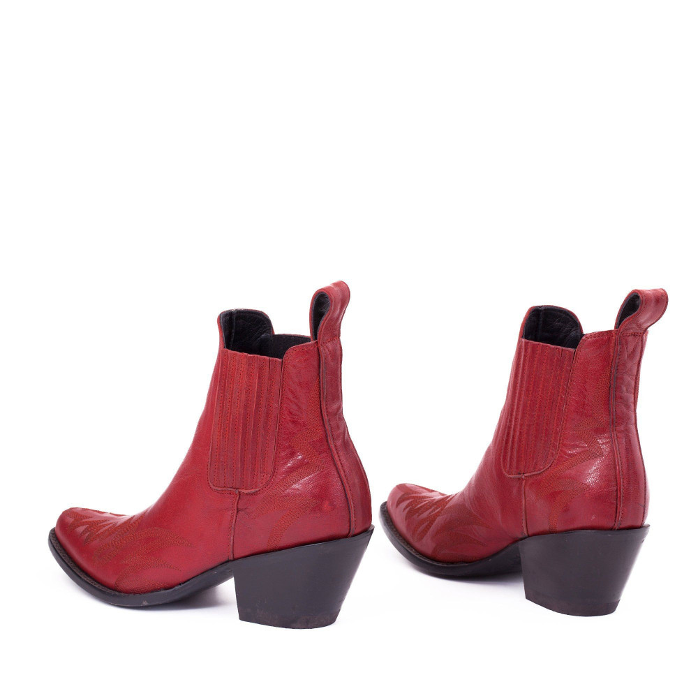 GAUCHO FIRED RED BOTTINES BOUT POINTU AVEC SURPIQURE FLAMME,

ELASTIQUES LATERAUX RECOUVERTS DE CUIR

Hauteur totale du talo