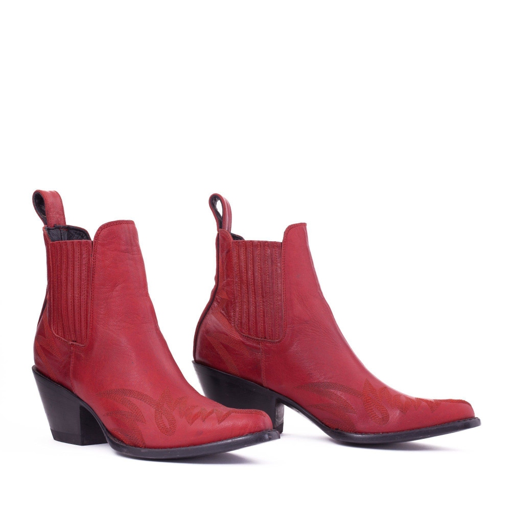 GAUCHO FIRED RED BOTTINES BOUT POINTU AVEC SURPIQURE FLAMME,

ELASTIQUES LATERAUX RECOUVERTS DE CUIR

Hauteur totale du talo