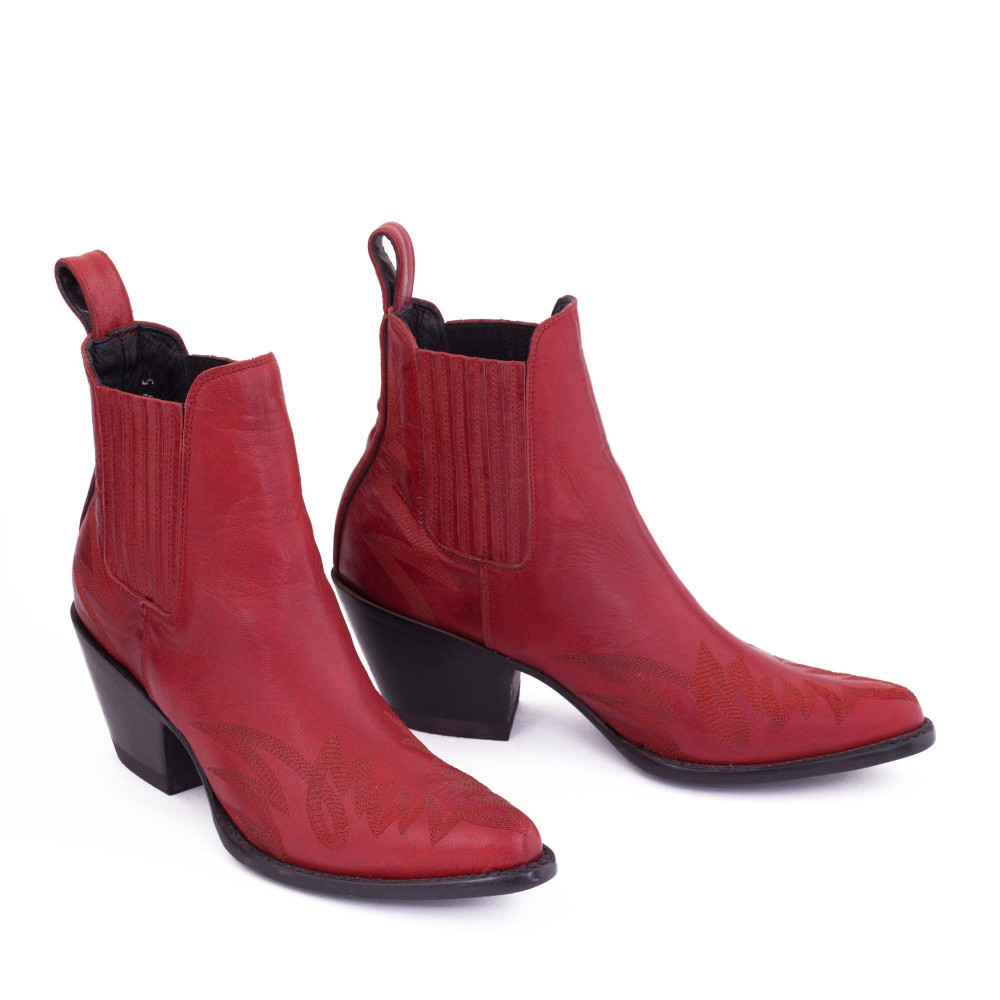 GAUCHO FIRED RED BOTTINES BOUT POINTU AVEC SURPIQURE FLAMME,

ELASTIQUES LATERAUX RECOUVERTS DE CUIR

Hauteur totale du talo