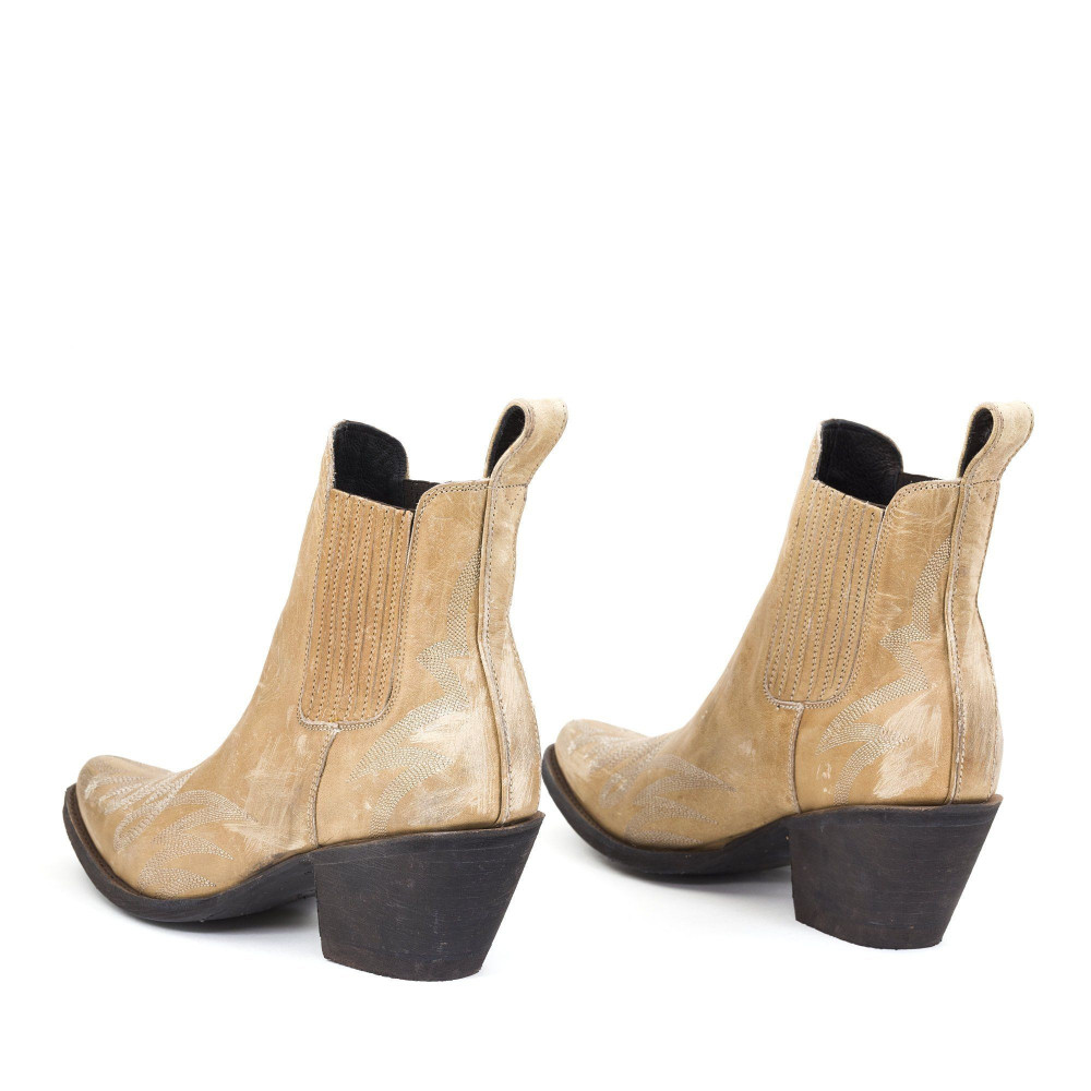 GAUCHO BONE BOTTINES A BOUT POINTU AVEC SURPIQURES,
ELASTIQUES LATERAUX RECOUVERT DE CUIR
 
Brass
Hauteur totale du talon 6.
