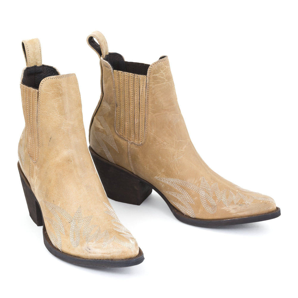 GAUCHO BONE BOTTINES A BOUT POINTU AVEC SURPIQURES,
ELASTIQUES LATERAUX RECOUVERT DE CUIR
 
Brass
Hauteur totale du talon 6.