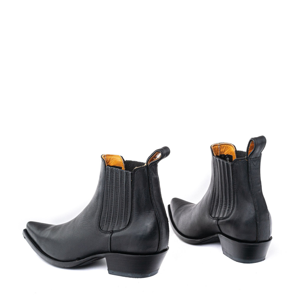 ESTUDIO BLACK WAXY BOTTINES A BOUTS POINTUS AVEC ELASTIQUES LATERAUX
RECOUVERTS DE CUIR
100% cuir de vachette
Hauteur totale 