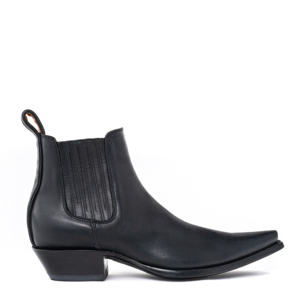 ESTUDIO BLACK WAXY BOTTINES A BOUTS POINTUS AVEC ELASTIQUES LATERAUX
RECOUVERTS DE CUIR
100% cuir de vachette
Hauteur totale 