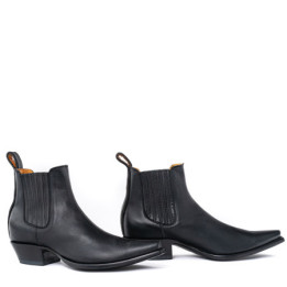 ESTUDIO BLACK WAXY BOTTINES A BOUTS POINTUS AVEC ELASTIQUES LATERAUX
RECOUVERTS DE CUIR
100% cuir de vachette
Hauteur totale 
