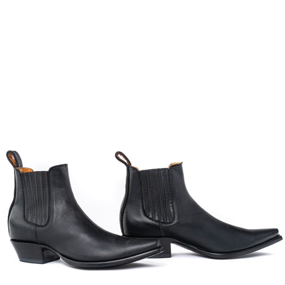 ESTUDIO BLACK WAXY BOTTINES A BOUTS POINTUS AVEC ELASTIQUES LATERAUX
RECOUVERTS DE CUIR
100% cuir de vachette
Hauteur totale 