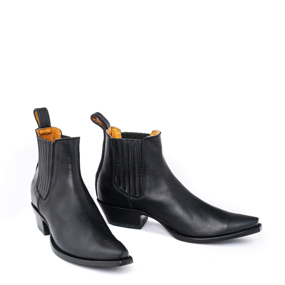 ESTUDIO BLACK WAXY POINTED TOE ANKLE BOOTS  FEATURING
ELASTICIZED SIDES COVERED WITH LEATHER

100% cowhide leather

Total h