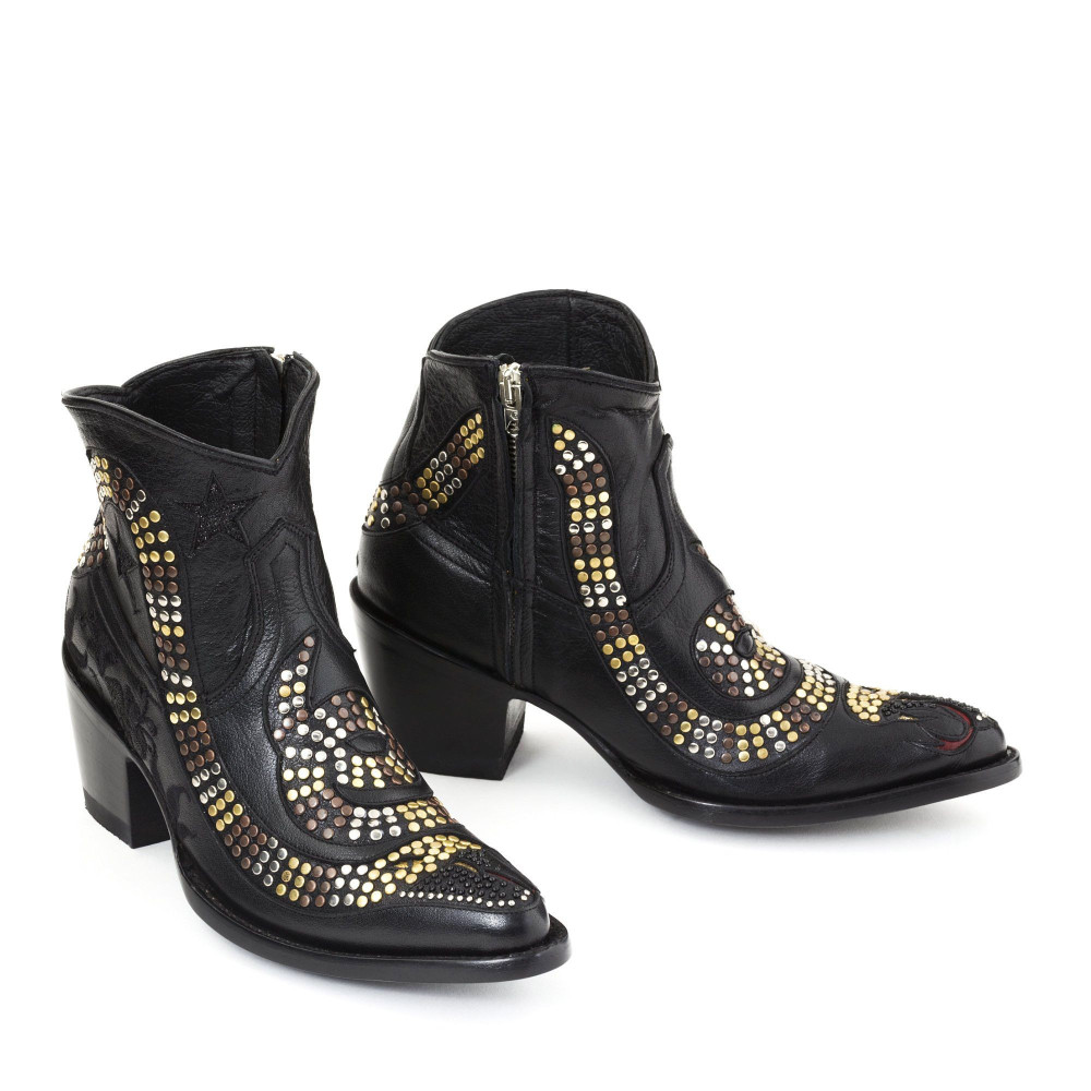 CORIUS SNAKE BLACK POINTED TOE ANKLE BOOTS WITH  STUDS
AND SNAKE OUTCUTS 
Total heel height 2.6 Inches
100% cow leather
Colo