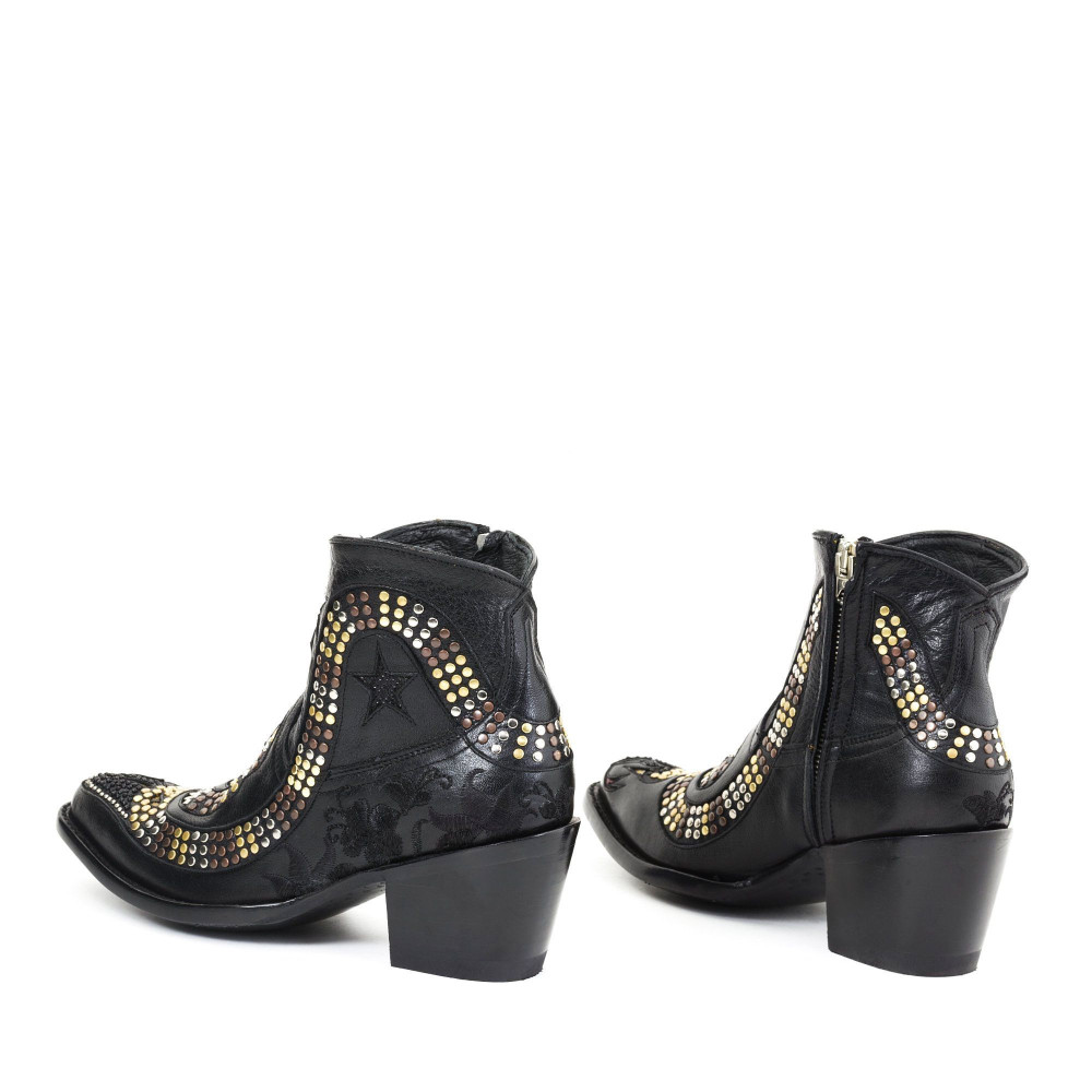 CORIUS SNAKE BLACK POINTED TOE ANKLE BOOTS WITH  STUDS
AND SNAKE OUTCUTS 
Total heel height 2.6 Inches
100% cow leather
Colo