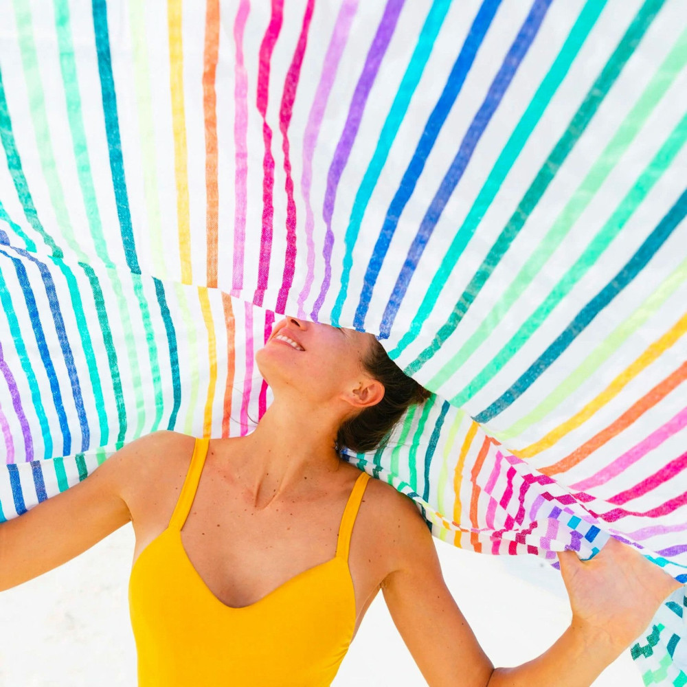 LA LUCIA Cette jolie couverture de plage légère est tissée au Mexique, en utilisant du coton recyclé et en s'inspirant des tissu