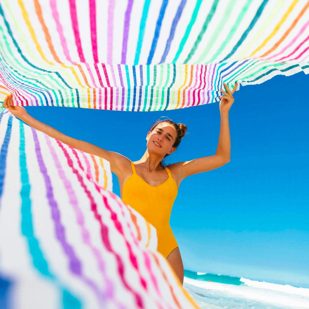 LA LUCIA Cette jolie couverture de plage légère est tissée au Mexique, en utilisant du coton recyclé et en s'inspirant des tissu