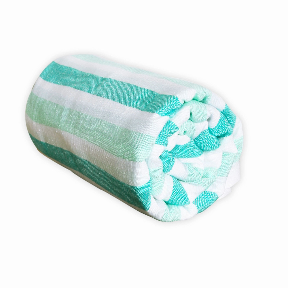 LA JADE Cette jolie couverture de plage légère est tissée au Mexique, en utilisant du coton recyclé et en s'inspirant des tissus