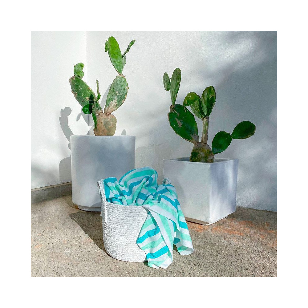LA JADE Cette jolie couverture de plage légère est tissée au Mexique, en utilisant du coton recyclé et en s'inspirant des tissus