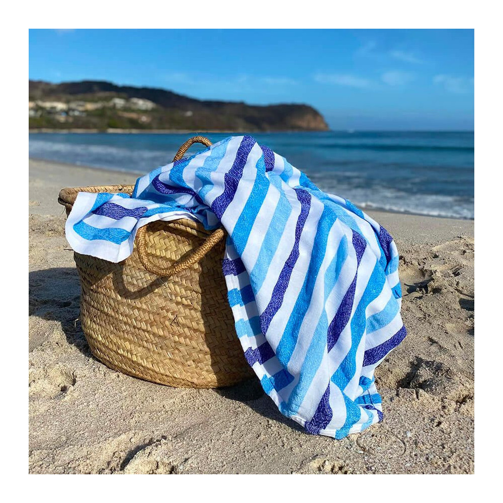 LA ESTHER Cette jolie couverture de plage légère est tissée au Mexique, en utilisant du coton recyclé et en s'inspirant des tiss