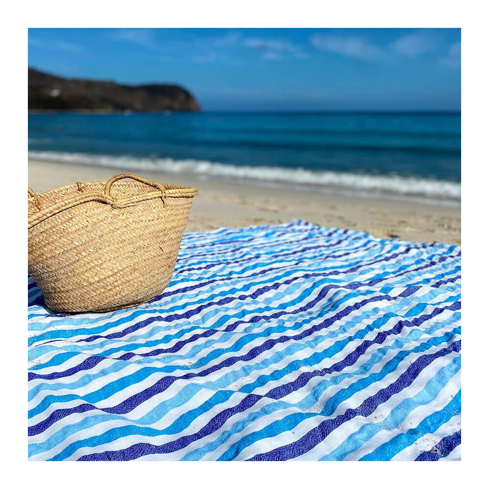 LA ESTHER Cette jolie couverture de plage légère est tissée au Mexique, en utilisant du coton recyclé et en s'inspirant des tiss