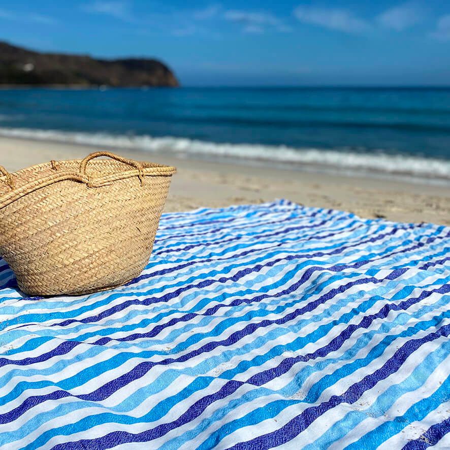 LA ESTHER Cette jolie couverture de plage légère est tissée au Mexique, en utilisant du coton recyclé et en s'inspirant des tiss