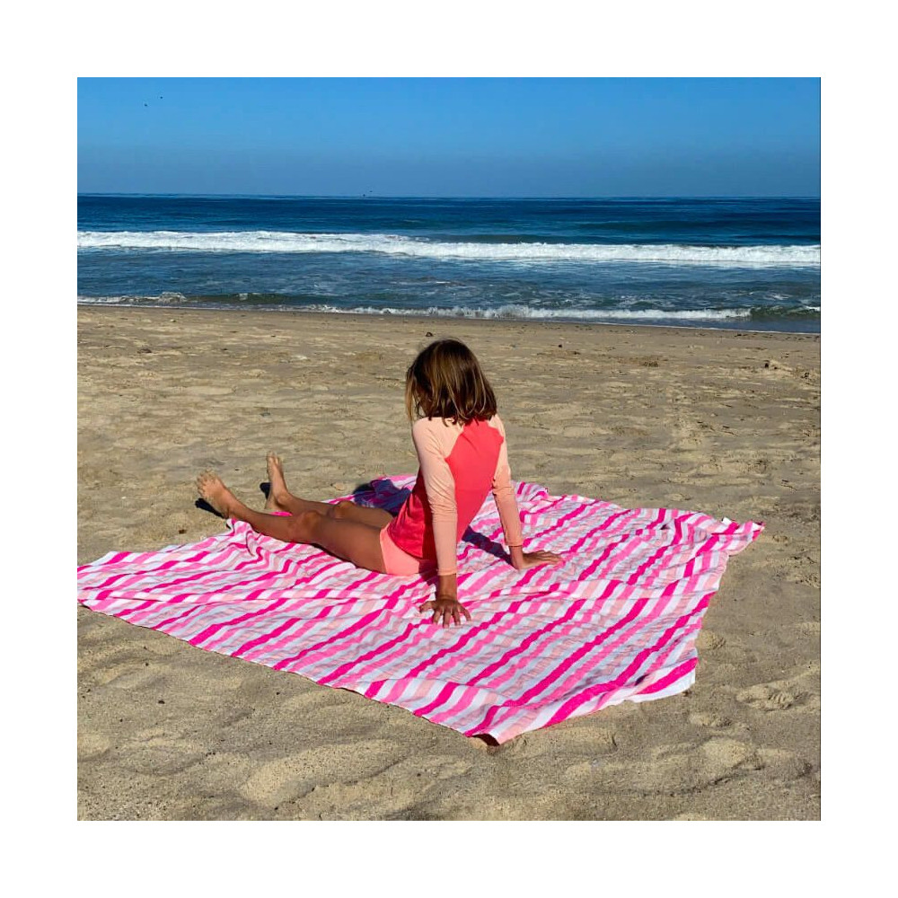 LA ROSA Cette jolie couverture de plage légère est tissée au Mexique, en utilisant du coton recyclé et en s'inspirant des tissus