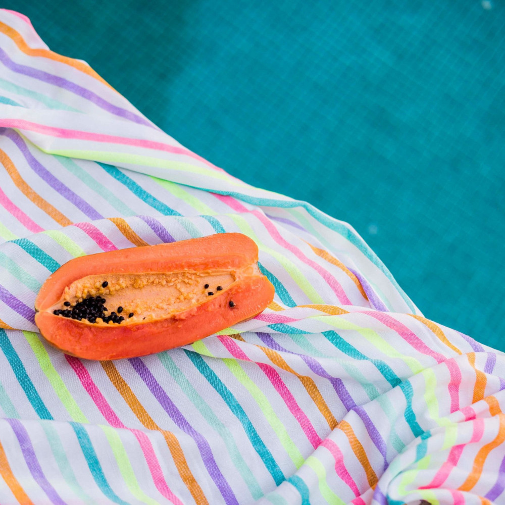 LA SOFIA Cette jolie couverture de plage légère est tissée au Mexique, en utilisant du coton recyclé et en s'inspirant des tissu