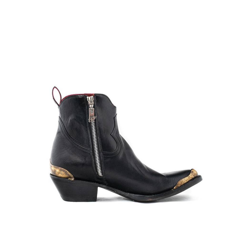 MAYA BECERRO NEGRO FULL 

BOTTINES A BOUT POINTU AVEC
FERMETURE LATERALE ZIPPEE et EMBOUTS METALLIQUES
Hauteur totale du tal