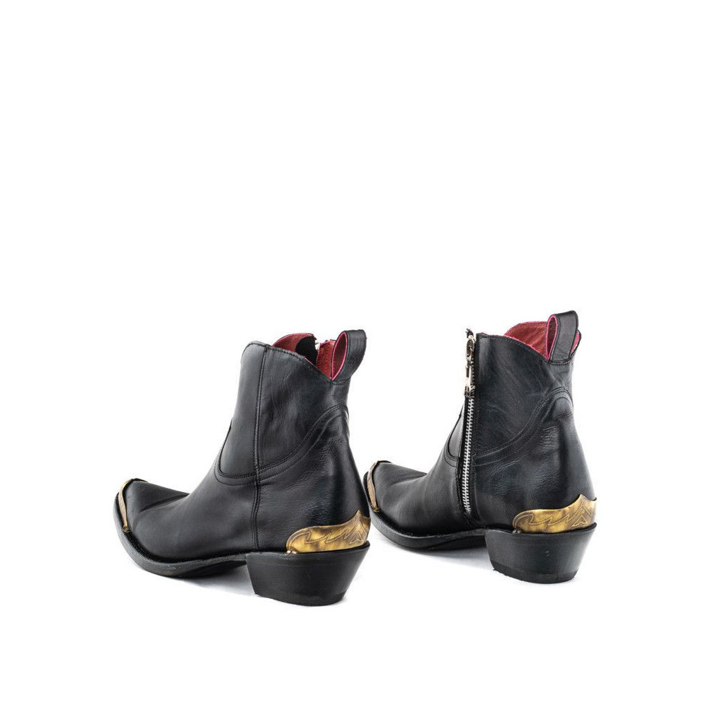 MAYA BECERRO NEGRO FULL POINTED TOE ANKLE BOOTS WITH
SIDE ZIP CLOSURE AND METALLIC TIPS
Total heel height 1.8 Inches
100% cal