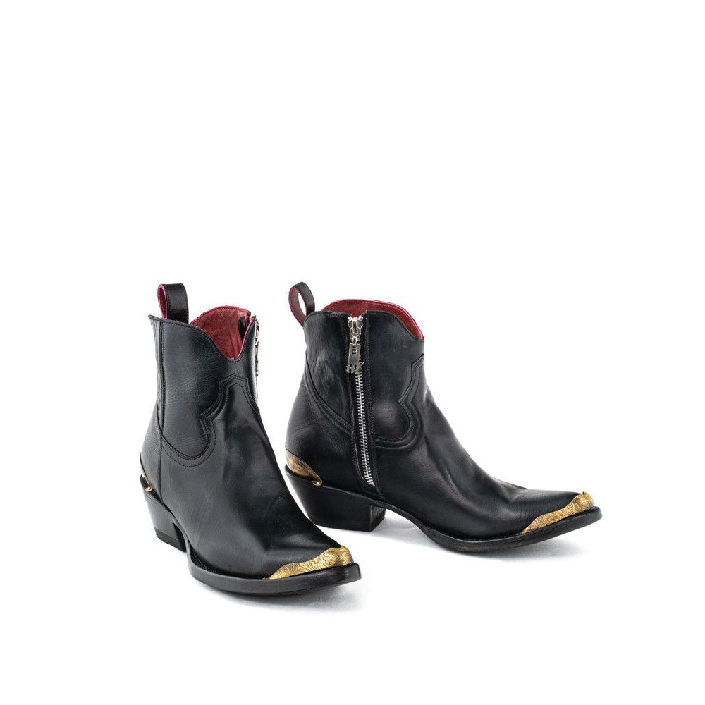 MAYA BECERRO NEGRO FULL 

BOTTINES A BOUT POINTU AVEC
FERMETURE LATERALE ZIPPEE et EMBOUTS METALLIQUES
Hauteur totale du tal