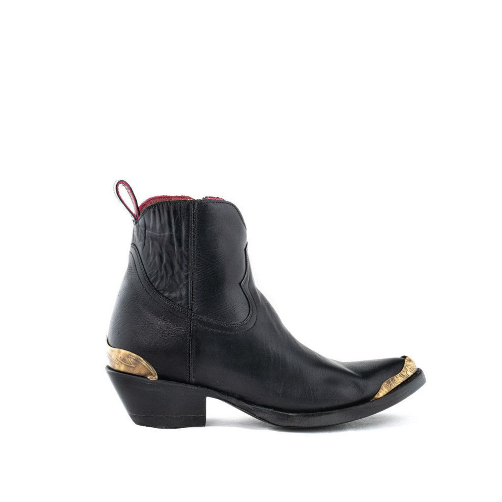MAYA BECERRO NEGRO FULL POINTED TOE ANKLE BOOTS WITH
SIDE ZIP CLOSURE AND METALLIC TIPS
Total heel height 1.8 Inches
100% cal