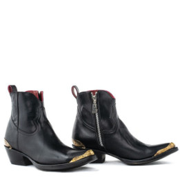 MAYA BECERRO NEGRO FULL POINTED TOE ANKLE BOOTS WITH
SIDE ZIP CLOSURE AND METALLIC TIPS
Total heel height 1.8 Inches
100% cal