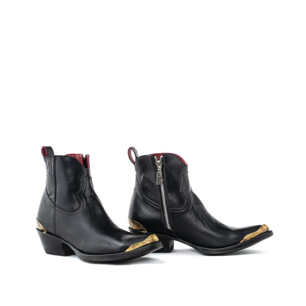 MAYA BECERRO NEGRO FULL POINTED TOE ANKLE BOOTS WITH
SIDE ZIP CLOSURE AND METALLIC TIPS
Total heel height 1.8 Inches
100% cal
