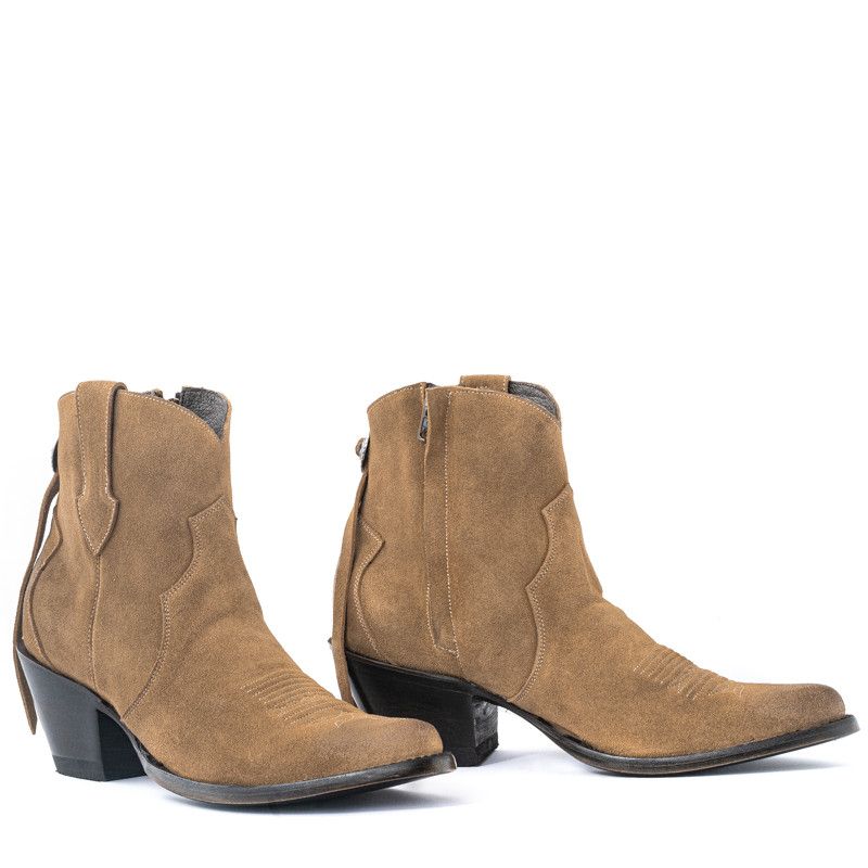 LA CONCHA BENTLEY OCRE POINTED TOE ANKLE BOOTS WITH STITCHING    AND CONCHOS. SIDE ZIP CLOSURE    Total heel height 2.6 Inches  