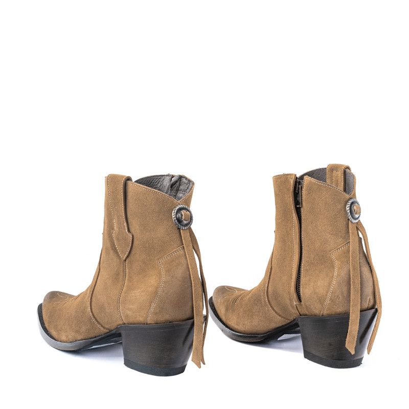 LA CONCHA BENTLEY OCRE POINTED TOE ANKLE BOOTS WITH STITCHING    AND CONCHOS. SIDE ZIP CLOSURE    Total heel height 2.6 Inches  