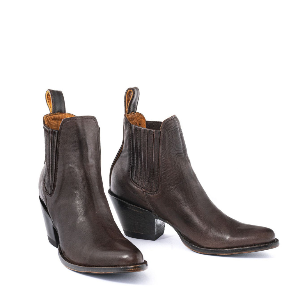 ESTUDIO CHOCOLATE RANCHERO POINTED TOE ANKLE BOOTS FEATURING
ELASTICIZED SIDES COVERED WITH LEATHER
Total heel height 2.6 Inch