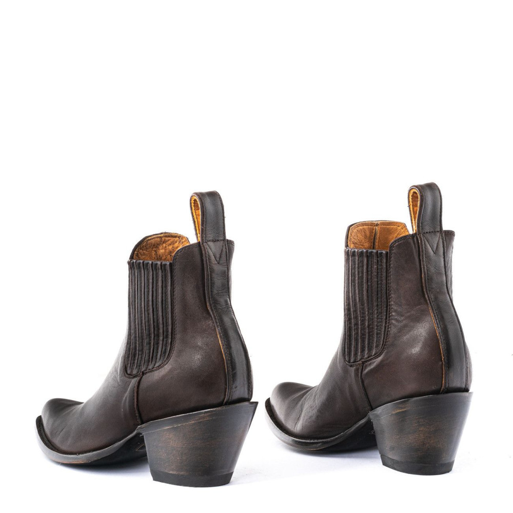 ESTUDIO CHOCOLATE RANCHERO BOTTINES A BOUT POINTU MUNIES D'ELASTIQUES 
SUR LES COTES RECOUVERTS D'EMPIECEMENTS EN CUIR
Hauteur